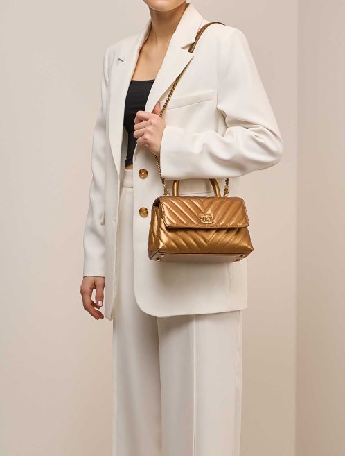 Chanel Timeless Handle Small Lammleder Iridescent Bronze on Model | Verkaufen Sie Ihre Designer-Tasche