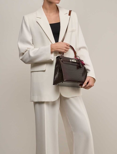 Hermès Kelly 28 Alligator Mississippi Macassar / Ébène / Miel / Rose Extrême on Model | Sell your designer bag