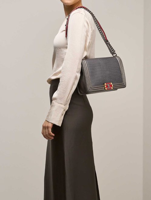 Chanel Boy New Medium Lammleder Metallic Grau / Rot auf Modell | Verkaufen Sie Ihre Designer-Tasche