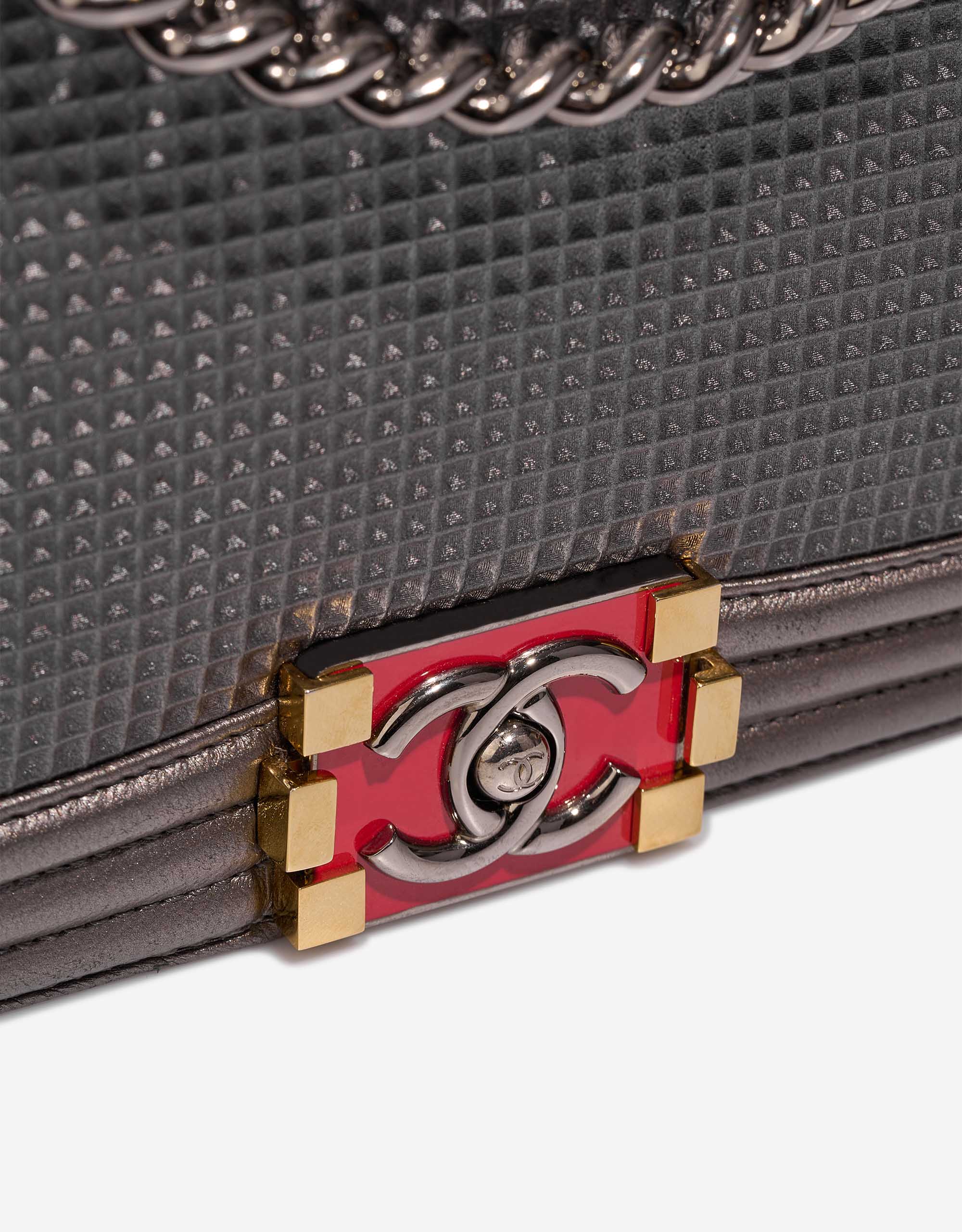 Chanel Boy New Medium Lamb Metallic Grey / Red Closing System | Sell your designer bag