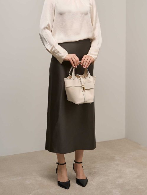 Hermès Picotin Cargo 18 Toile Goeland / Swift Nata auf Modell | Verkaufen Sie Ihre Designer-Tasche