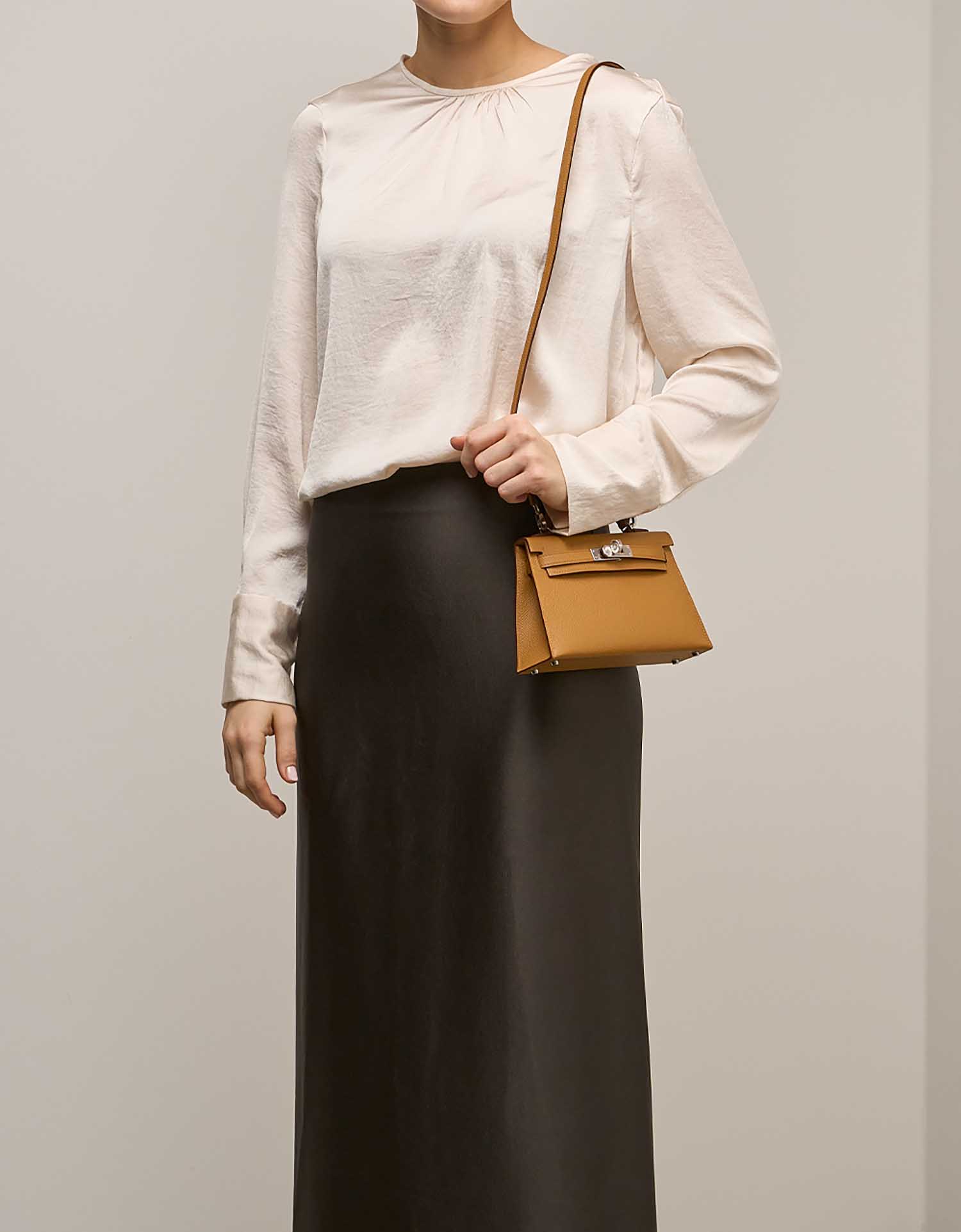 Hermès Kelly Mini Epsom Sésame on Model | Sell your designer bag