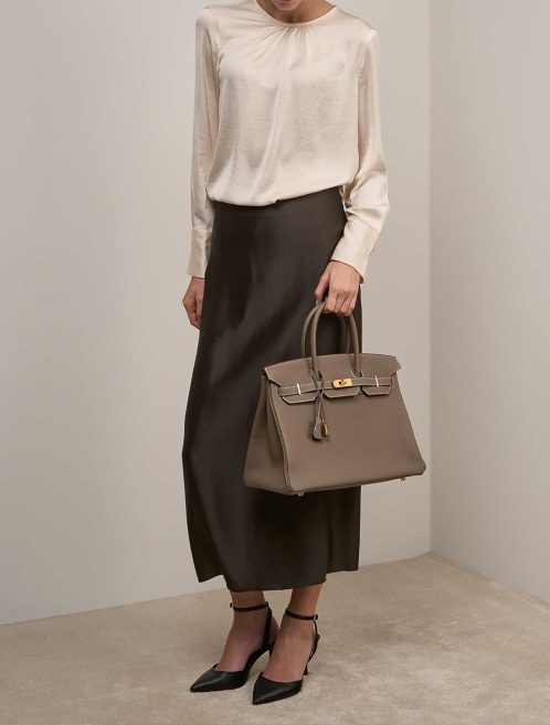 Hermès Birkin 35 Togo Gris Tourterelle auf Modell | Verkaufen Sie Ihre Designer-Tasche