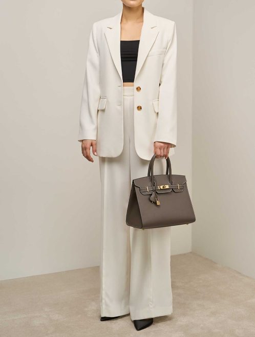 Hermès Birkin 30 Epsom Étoupe on Model | Verkaufen Sie Ihre Designertasche