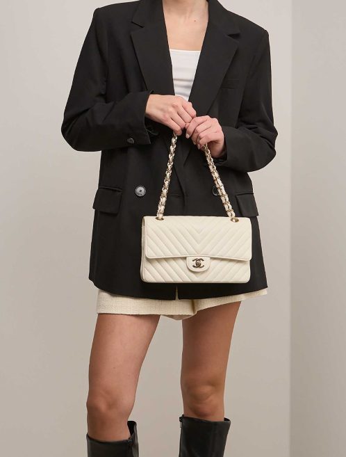 Chanel Timeless Medium Lammleder Off White on Model | Verkaufen Sie Ihre Designer-Tasche