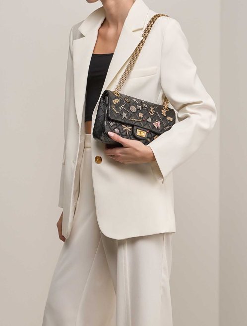 Chanel 2.55 Reissue 225 Aged Kalbsleder Schwarz auf Modell | Verkaufen Sie Ihre Designer-Tasche