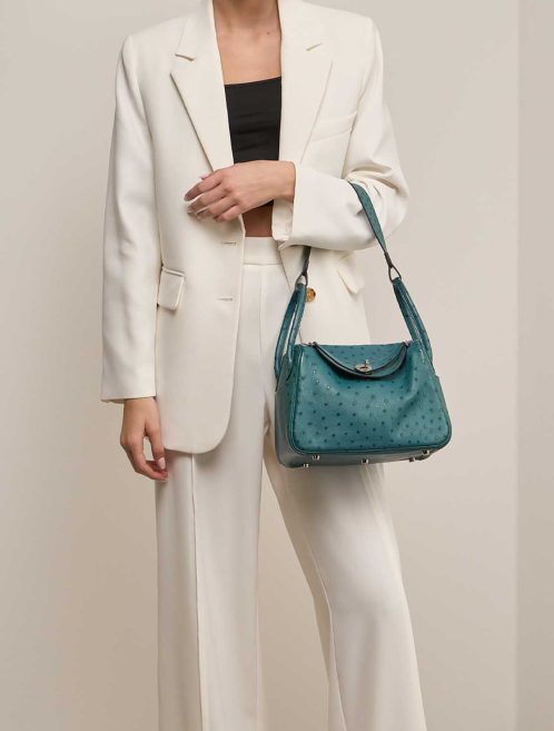 Hermès Lindy 26 Ostrich Malachite on Model | Sell your designer bag