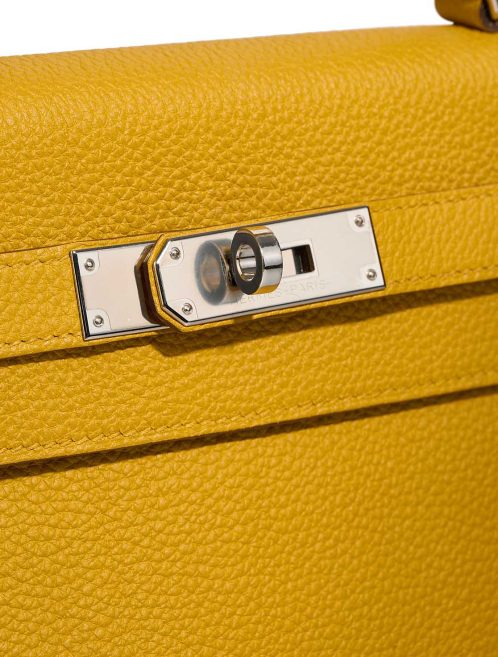 Hermès Kelly 28 Togo Jaune Ambre Verschluss-System | Verkaufen Sie Ihre Designer-Tasche