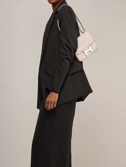 Hermès Constance 18 Strauß Béton auf Modell | Verkaufen Sie Ihre Designer-Tasche