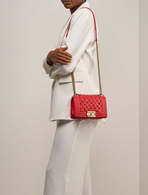 Chanel Boy Small Lammleder Rot auf Modell | Verkaufen Sie Ihre Designer-Tasche