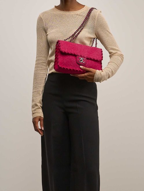 Chanel Timeless Medium Filzschutz / Velvet Raspberry on Model | Verkaufen Sie Ihre Designer-Tasche