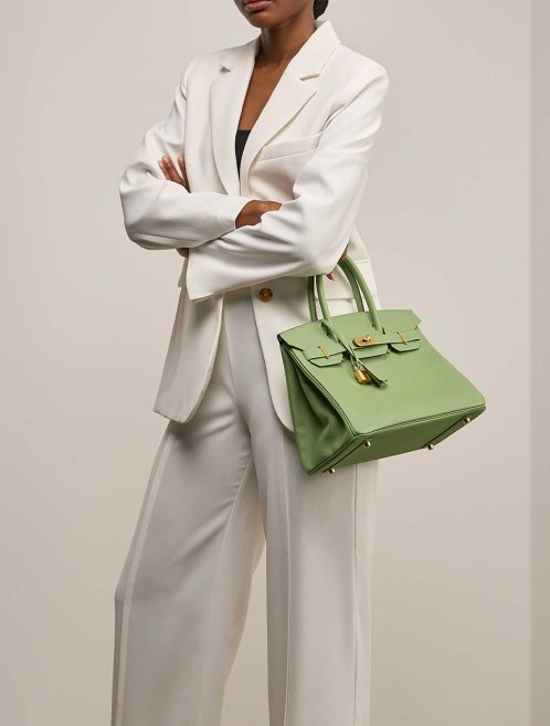 Hermès Birkin 30 Epsom Vert Criquet auf Modell | Verkaufen Sie Ihre Designer-Tasche