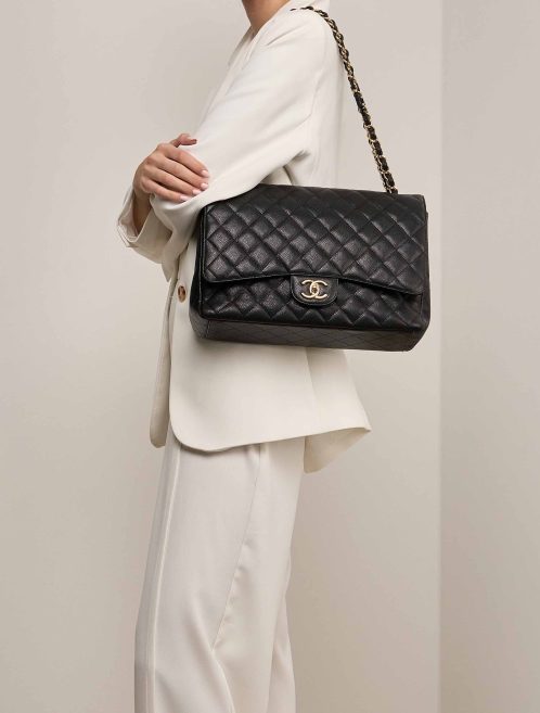 Chanel Timeless Maxi Caviar-Leder Schwarz auf Modell | Verkaufen Sie Ihre Designer-Tasche