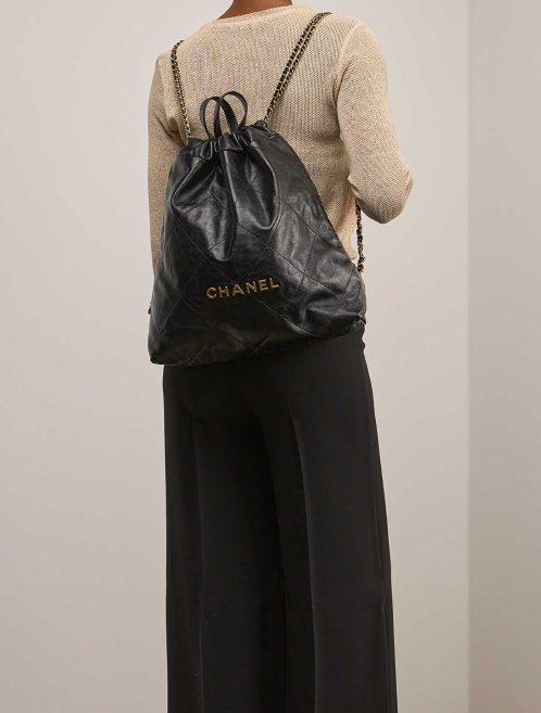 Sac à dos Chanel 22 agneau noir sur modèle | Vendez votre sac de créateur