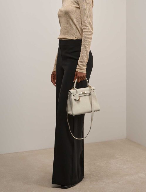 Hermès Kelly 25 Togo Béton auf Model | Verkaufen Sie Ihre Designertasche