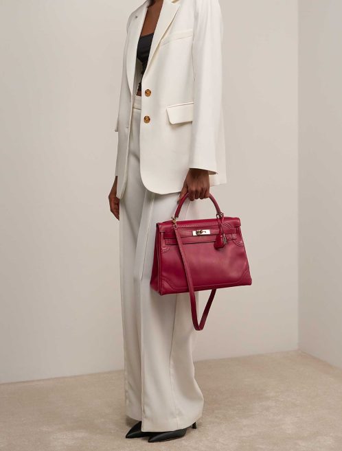 Hermès Kelly 32 Tadelakt Rouge H on Model | Verkaufen Sie Ihre Designertasche