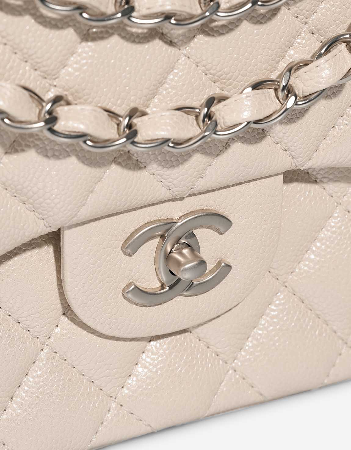 Chanel Timeless Maxi Caviar Pearl White Closing System | Sell your designer bag