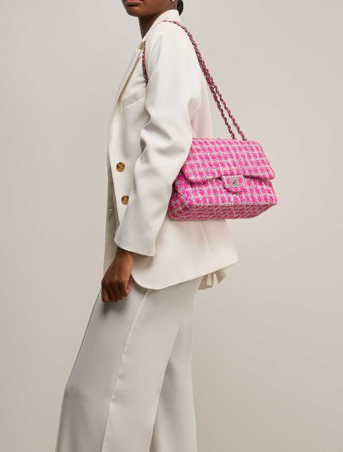 Chanel Timeless Jumbo Tweed Rosa / Weiß auf Modell | Verkaufen Sie Ihre Designer-Tasche