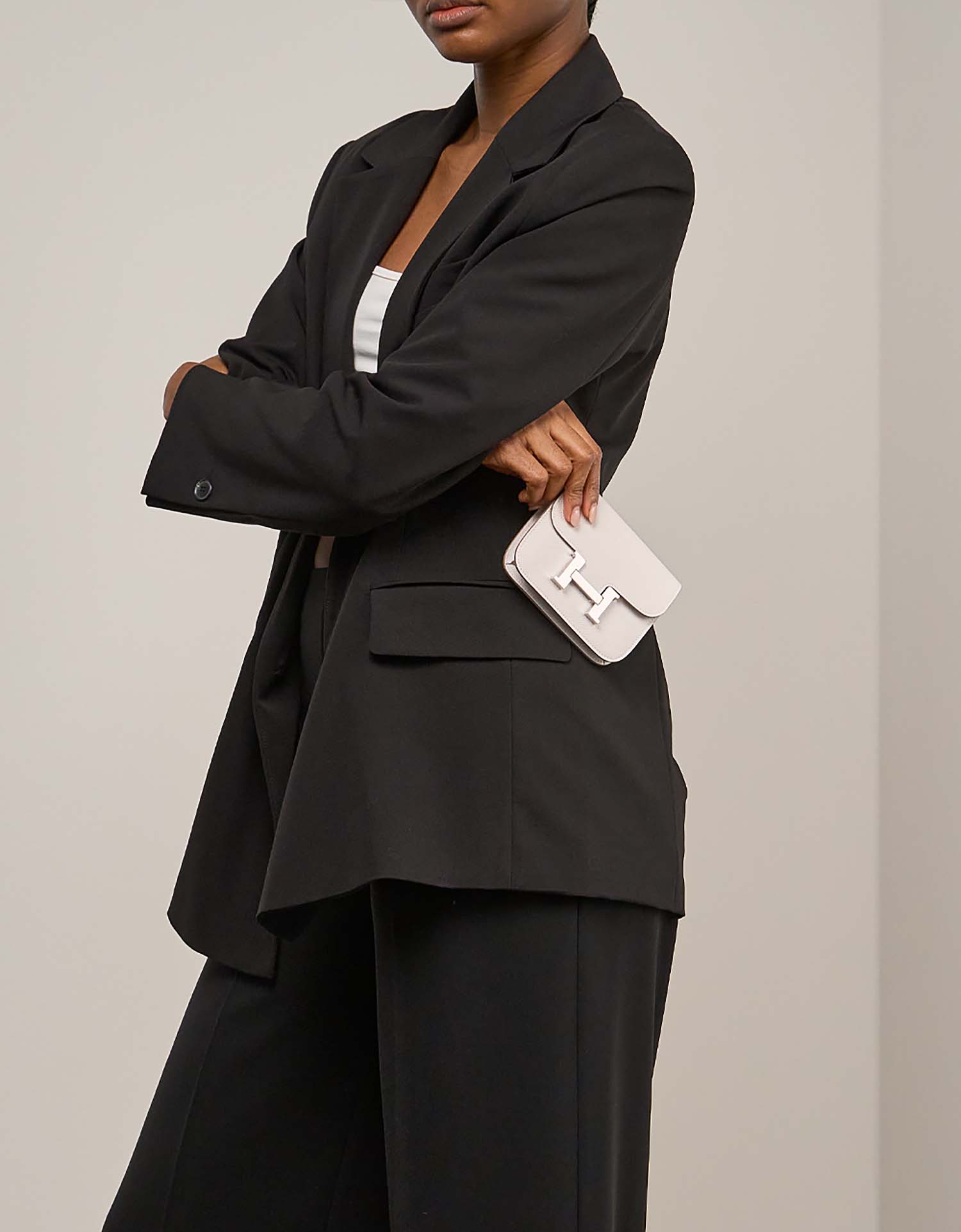 Hermès Constance Slim Wallet Epsom Gris Pâle on Model | Sell your designer bag