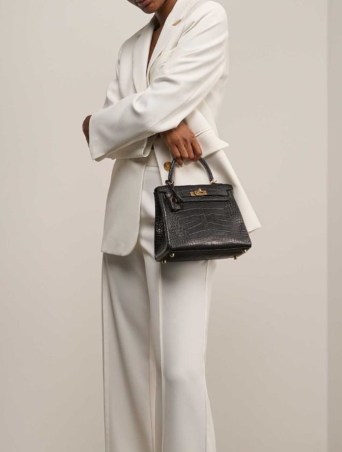 Hermès Kelly 25 Matte Alligator Schwarz auf Modell | Verkaufen Sie Ihre Designer-Tasche