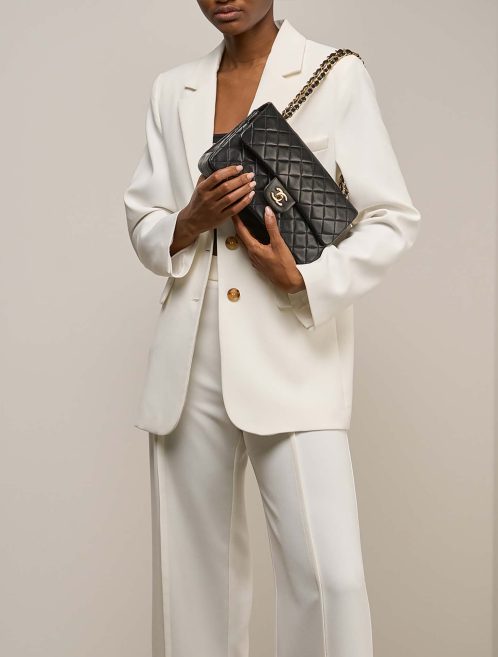 Chanel Timeless Medium Lammleder Schwarz auf Modell | Verkaufen Sie Ihre Designer-Tasche