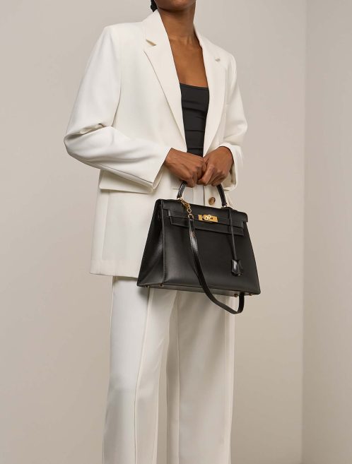 Hermès Kelly 32 Box Schwarz auf Model | Verkaufen Sie Ihre Designertasche