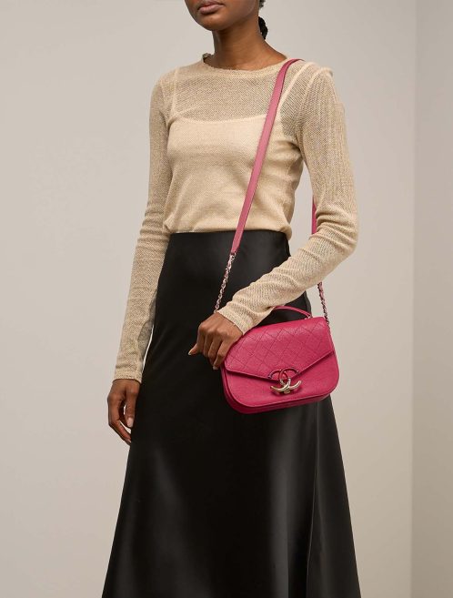 Chanel Flap Bag Handle Medium Caviar-Leder Pink on Model | Verkaufen Sie Ihre Designer-Tasche