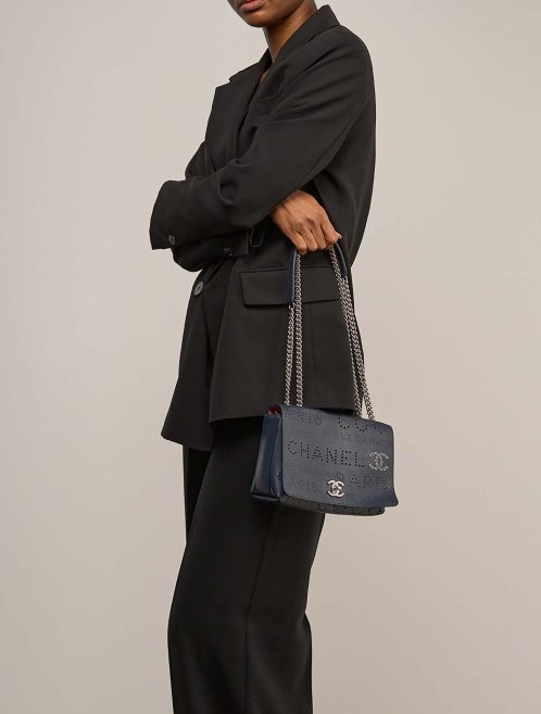 Chanel Timeless Medium Kalbsleder Dunkelblau auf Modell | Verkaufen Sie Ihre Designer-Tasche