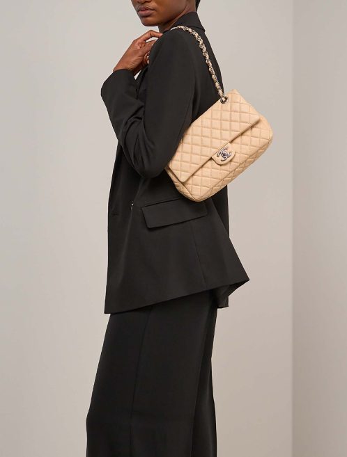 Chanel Timeless Medium Lammleder Beige auf Modell | Verkaufen Sie Ihre Designer-Tasche
