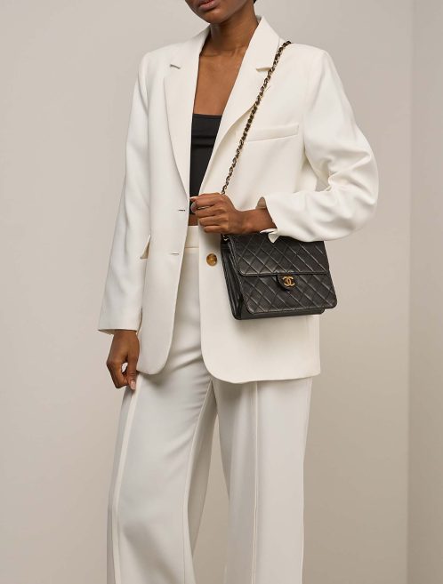 Chanel Flap Bag New Small Lammleder Schwarz auf Modell | Verkaufen Sie Ihre Designer-Tasche