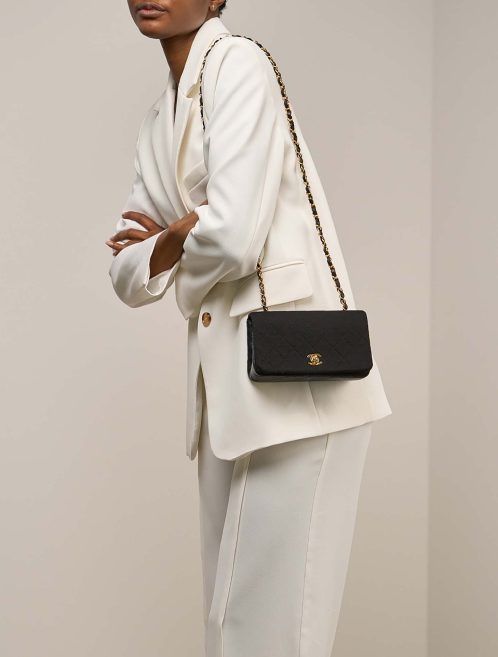 Chanel Timeless Mini Rectangular Baumwolle / Lammleder Schwarz auf Modell | Verkaufen Sie Ihre Designer-Tasche