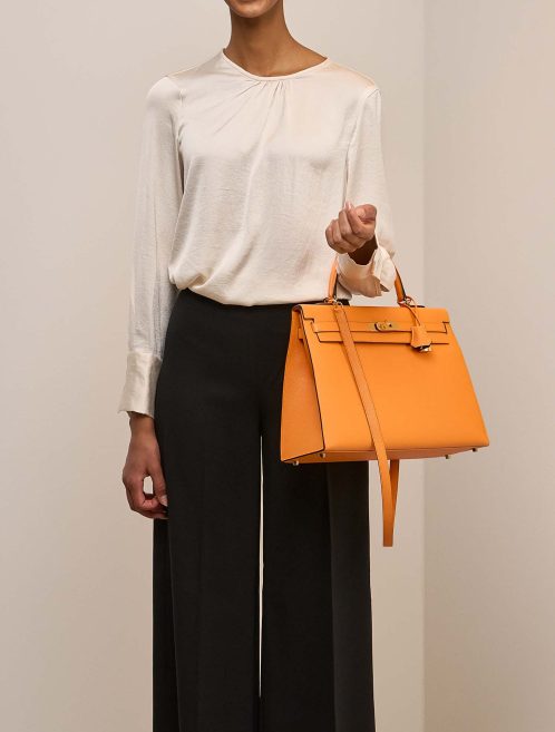 Hermès Kelly 35 Epsom Apricot / Malachite on Model | Sell your designer bag
