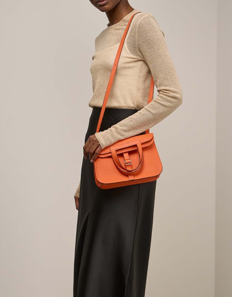 Hermès Halzan 25 Taurillon Clémence Orange Minium Front | Sell your designer bag
