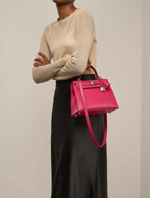 Hermès Kelly 25 Veau Madame Rose Extrême / Rouge Piment auf Modell | Verkaufen Sie Ihre Designer-Tasche