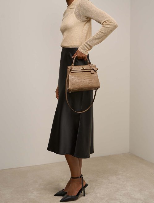 Hermès Kelly 25 Matte Alligator Chai on Model | Sell your designer bag