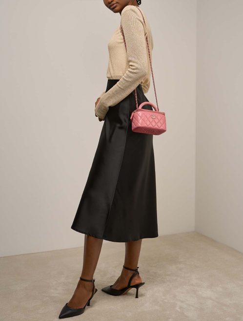 Chanel Vanity Small Blush auf Modell | Verkaufen Sie Ihre Designer-Tasche