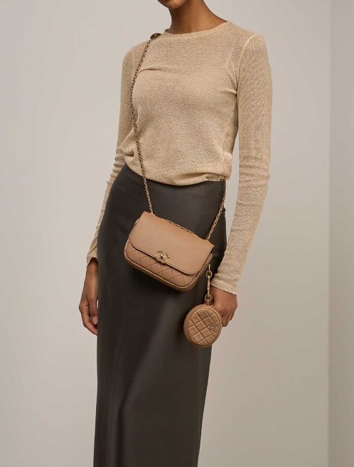 Chanel Flap Bag Small Lammleder Braun auf Modell | Verkaufen Sie Ihre Designer-Tasche