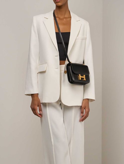 Hermès Constance 18 Box Schwarz auf Modell | Verkaufen Sie Ihre Designer-Tasche