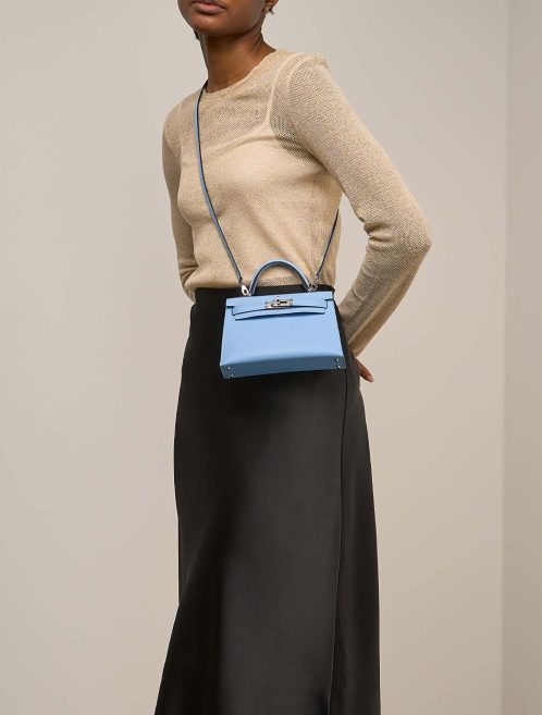 Hermès Kelly Mini Epsom Céleste auf Model | Verkaufen Sie Ihre Designertasche