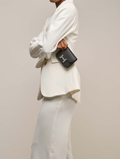 Hermès Constance Slim Wallet Epsom Schwarz auf Modell | Verkaufen Sie Ihre Designer-Tasche