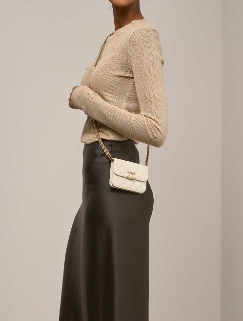 Chanel Flap Wallet Small Canvas Weiß auf Modell | Verkaufen Sie Ihre Designer-Tasche