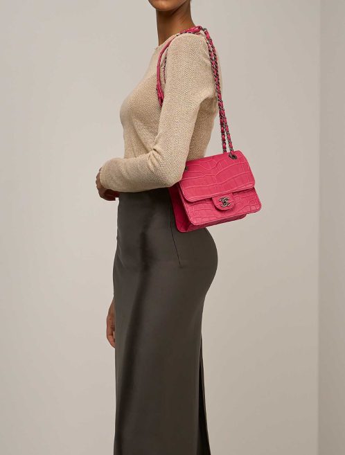 Chanel Flap Bag Small Alligator / Lammleder Rosa auf Modell | Verkaufen Sie Ihre Designer-Tasche
