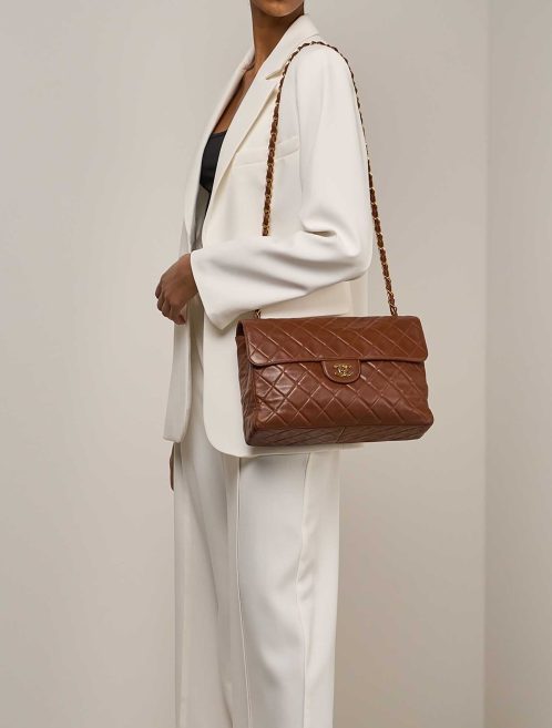 Chanel Timeless Jumbo Lammleder Braun auf Modell | Verkaufen Sie Ihre Designer-Tasche