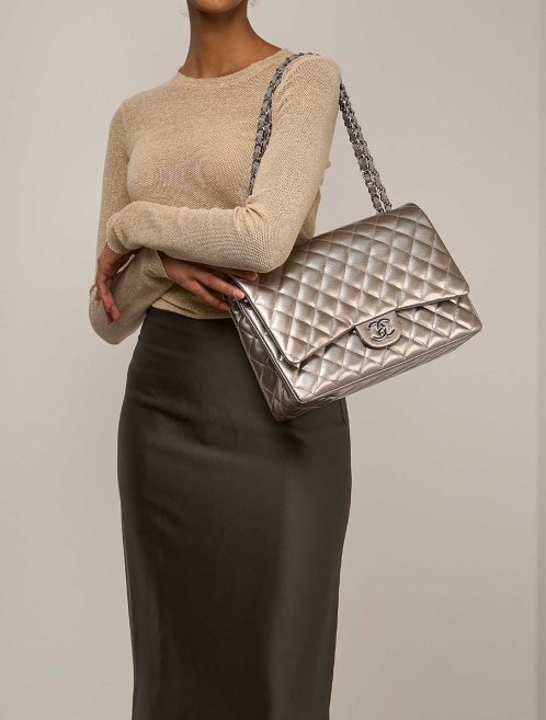 Chanel Timeless Maxi PVC / Lammleder Silber / Grau auf Modell | Verkaufen Sie Ihre Designer-Tasche