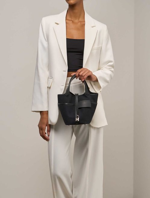 Hermès Picotin Cargo 18 Toile Goeland / Swift Black on Model | Sell your designer bag