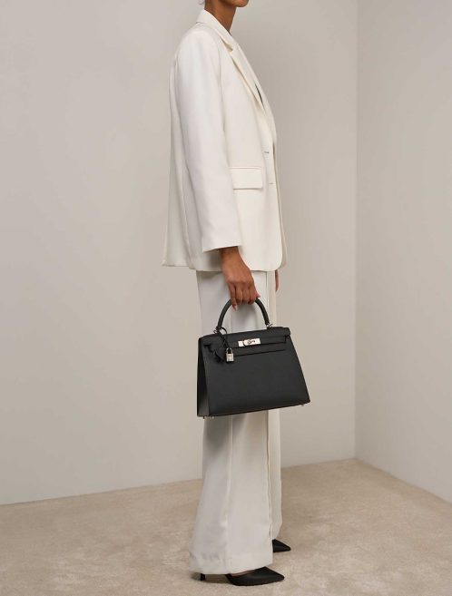 Hermès Kelly 28 Epsom Schwarz auf Model | Verkaufen Sie Ihre Designertasche
