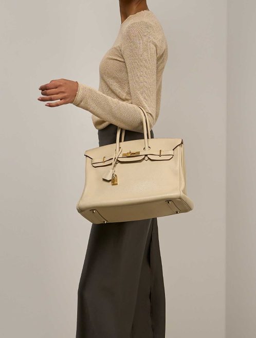Hermès Birkin 35 Togo Parchemin auf Modell | Verkaufen Sie Ihre Designer-Tasche