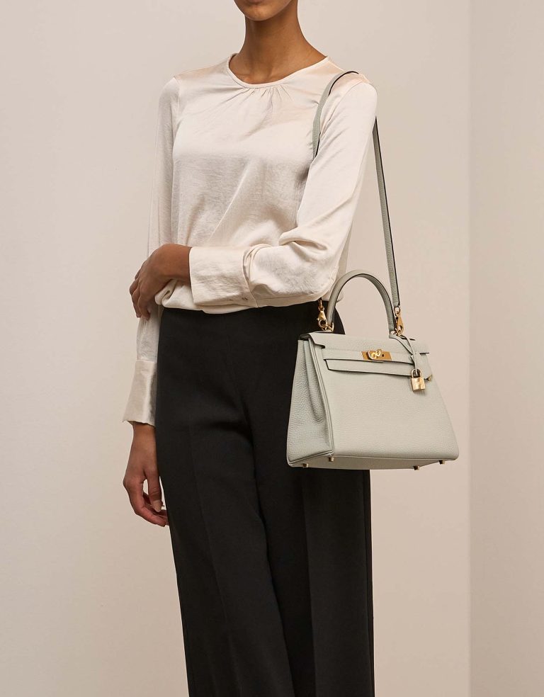 Hermès Kelly 28 Taurillon Clémence Gris Neve Front | Verkaufen Sie Ihre Designertasche