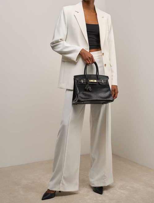 Hermès Birkin 30 Salvator Lizard Schwarz auf Modell | Verkaufen Sie Ihre Designer-Tasche