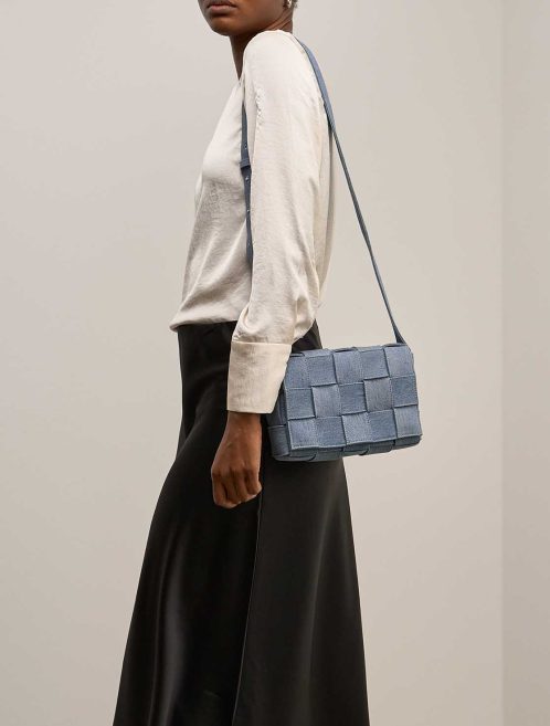 Bottega Veneta Kassette Denim Blau auf Modell | Verkaufen Sie Ihre Designer-Tasche